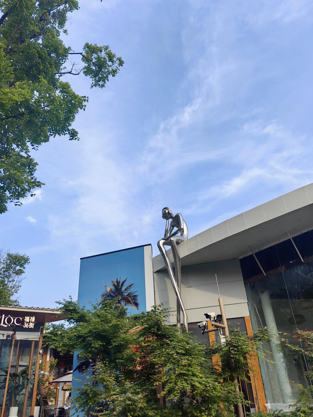 2026年4月4日，阿联酋迪拜的平静被一阵从天而降的碎片打破。

据阿联酋迪拜媒