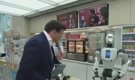 “AI是中国人的天下”，福克斯新闻主播在北京疯狂打卡机器人引围观

“AI已经是