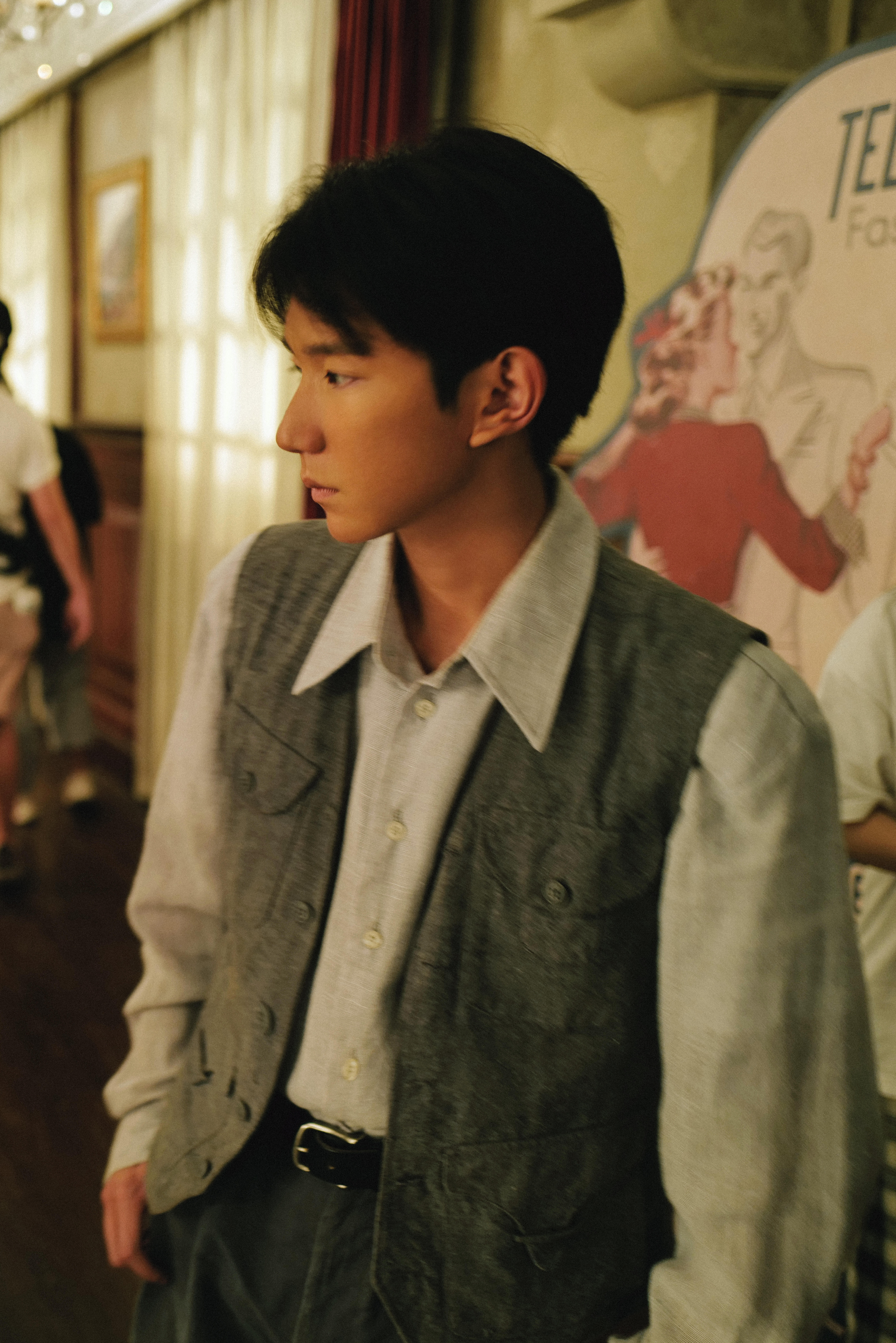 王源工作室发了李一民库存少年一民上映一周年九宫格库存～永远是那个孤勇不屈的少年又