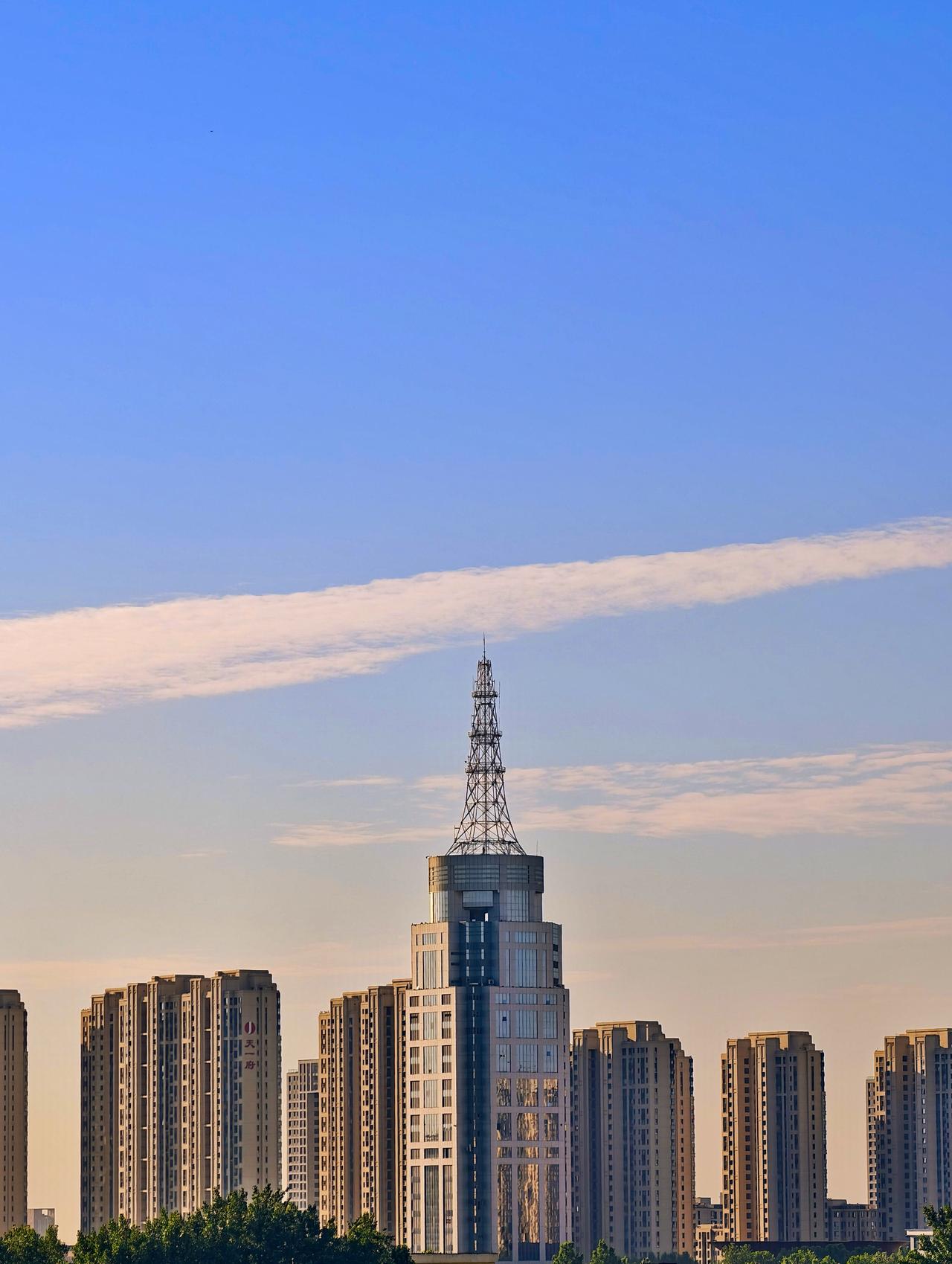 邢台联通大厦（信息大厦）：一座城市的时代坐标。

中国联通邢台市分公司办公大楼，