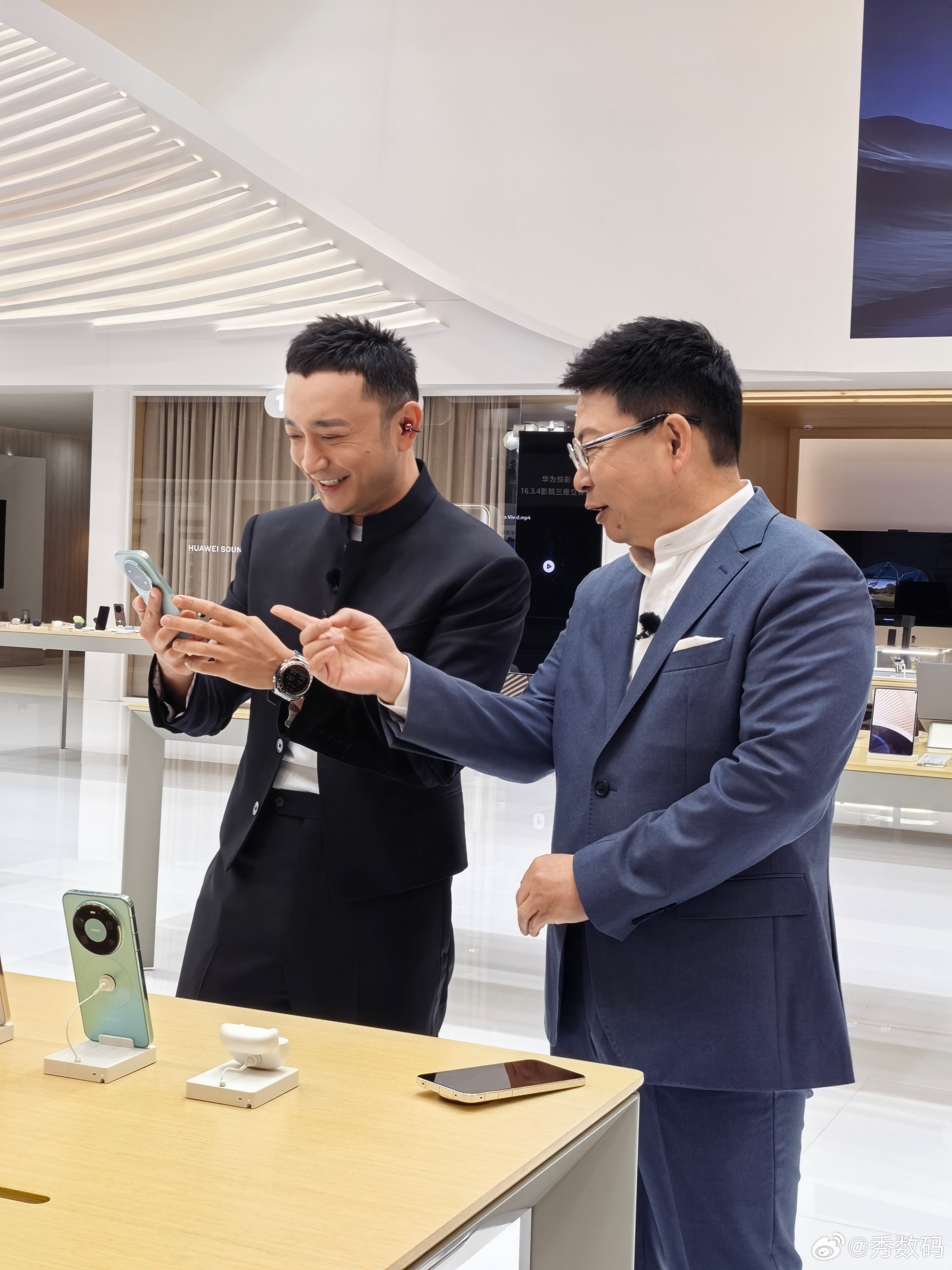 余承东官宣华为畅享90系列 余承东在今日AWE展会与主持人尼格买提的直播中展示了