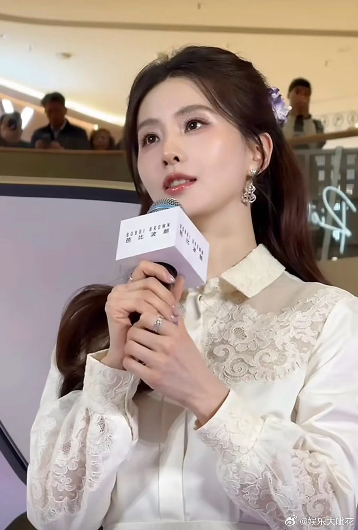 上班时看到刘诗诗活动生图真的是美得一激灵...好甜啊！一姐请分享保持美丽的秘诀