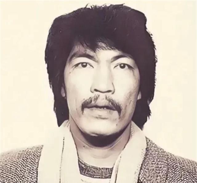 1987年，香港。

上世纪，新界农家子弟四喜（乳名）的证件登记照，这年他首次参