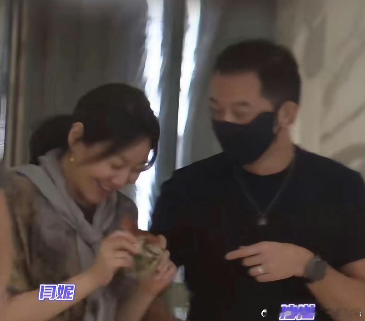 闫妮沙溢挽手聚餐好像闫妮沙溢只要凑在一起嘴就没合拢过，武林外传20年的友谊好难得