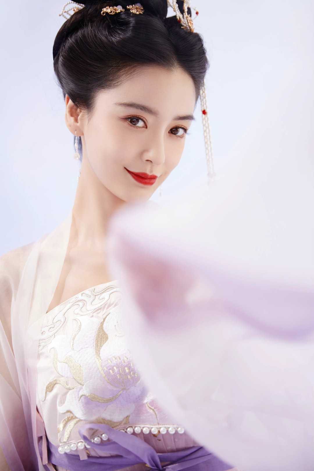 angelababy angelababy 像云追着风，不问所起；像雨贴着地，情