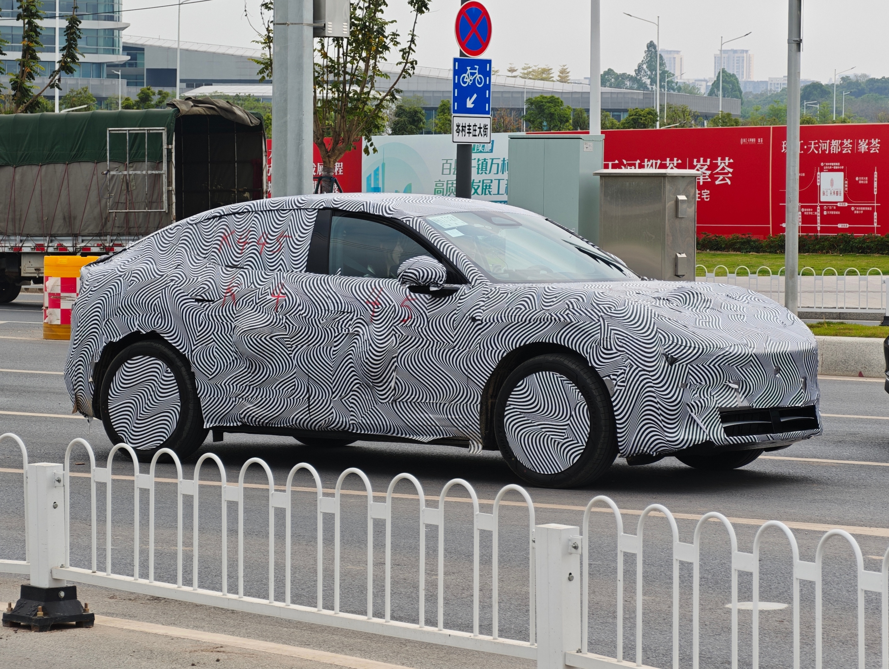 偶遇小鹏MONA SUV（D03）伪装车，虽然裹得严严实实，但那个溜背的轮廓一眼