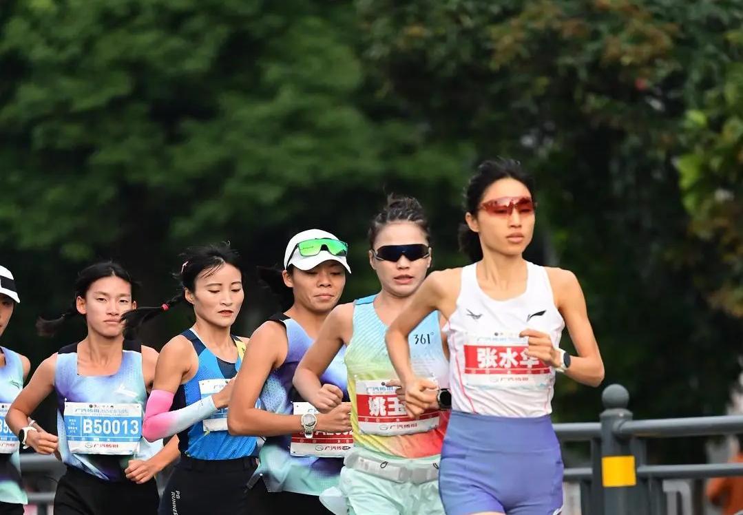 最快女护士被医院警告处分6个月，“最快女护士”家人回应医院处分，其实这个也没有什