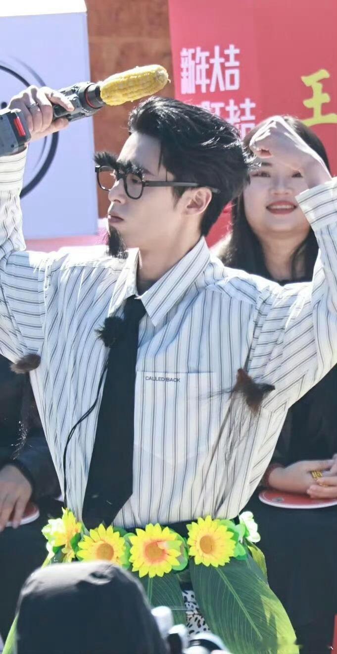 王鹤棣你是真魔丸 电钻啃玉米，自己给自己贴腋毛，哈哈哈哈哈哈哈哈还有什么抽象的事