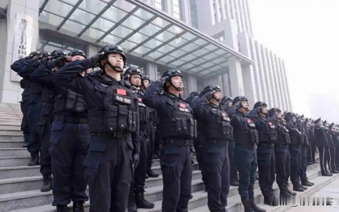 都说警察除了基本工资外，还有各种的额外收入，确实如此，警察除了每月的基本工资之外