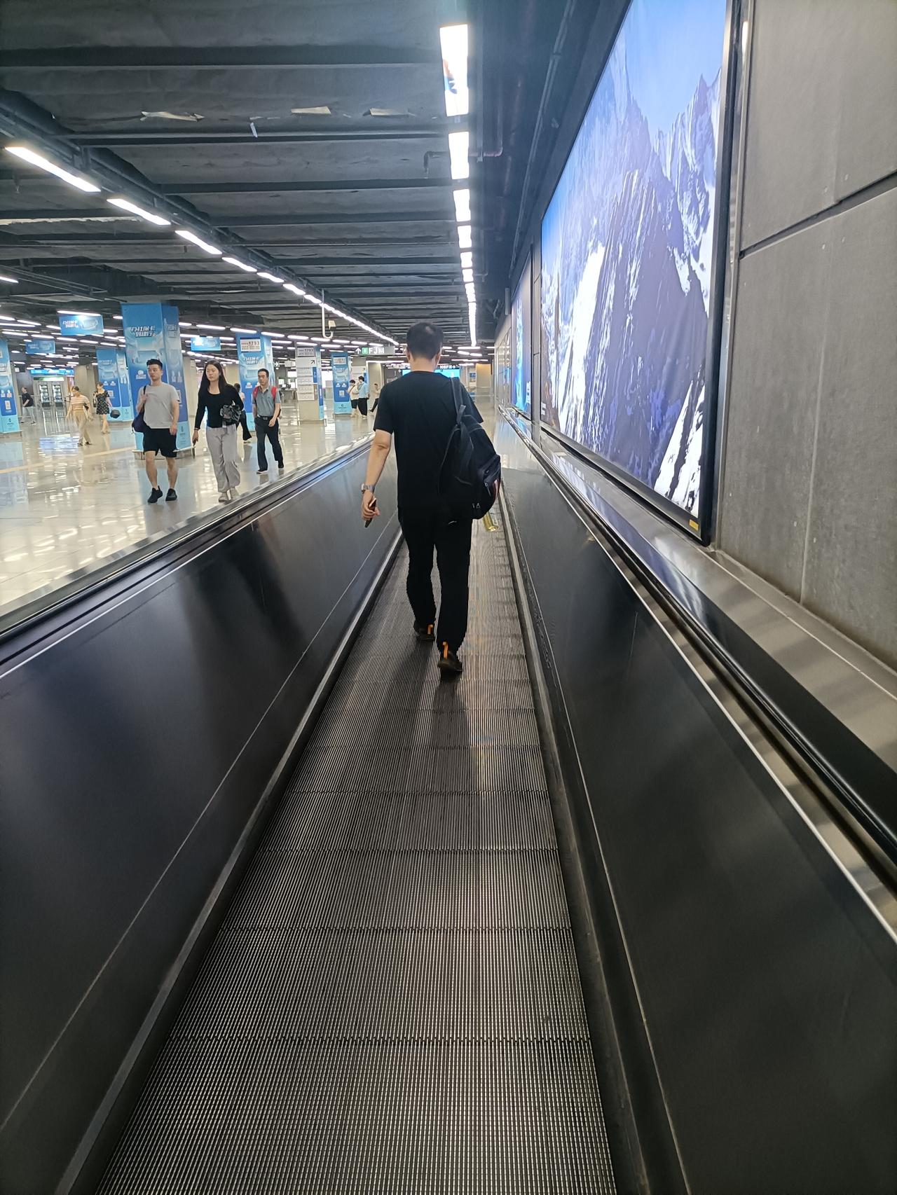 深圳的地板都被净化成这个样子了，地板上安装着平移的电梯，只要你站在电梯的这一边，