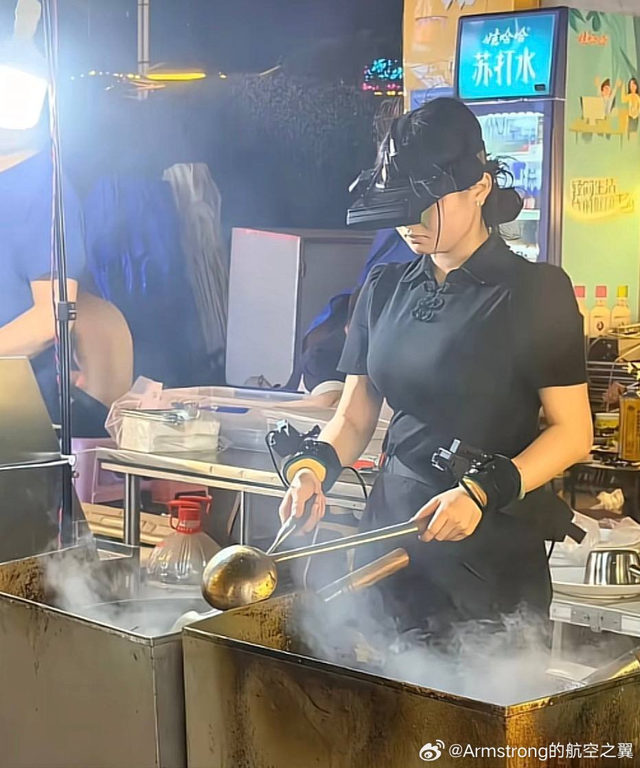 夜市里给人形机器人提供动捕数据的老板娘。 ​​​