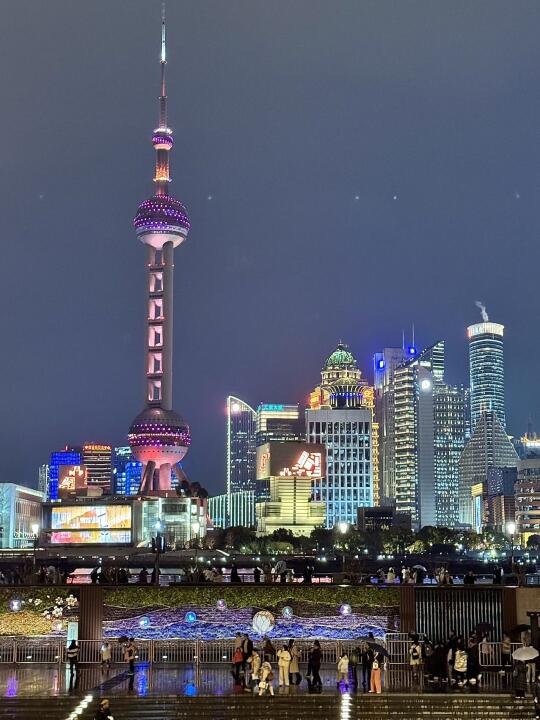 伸手可得外滩三件套，解锁一蟹十吃仪式感！
