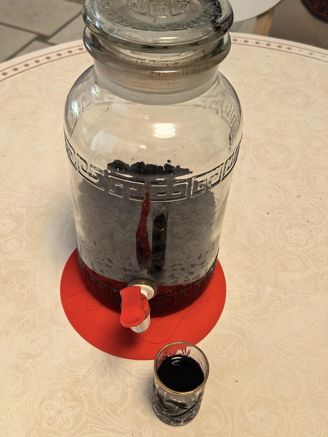 今天喝了邻居老谢泡的酒，才知道要让泡的酒口感好，喝起来滋润，泡的时候就要加些蜂蜜