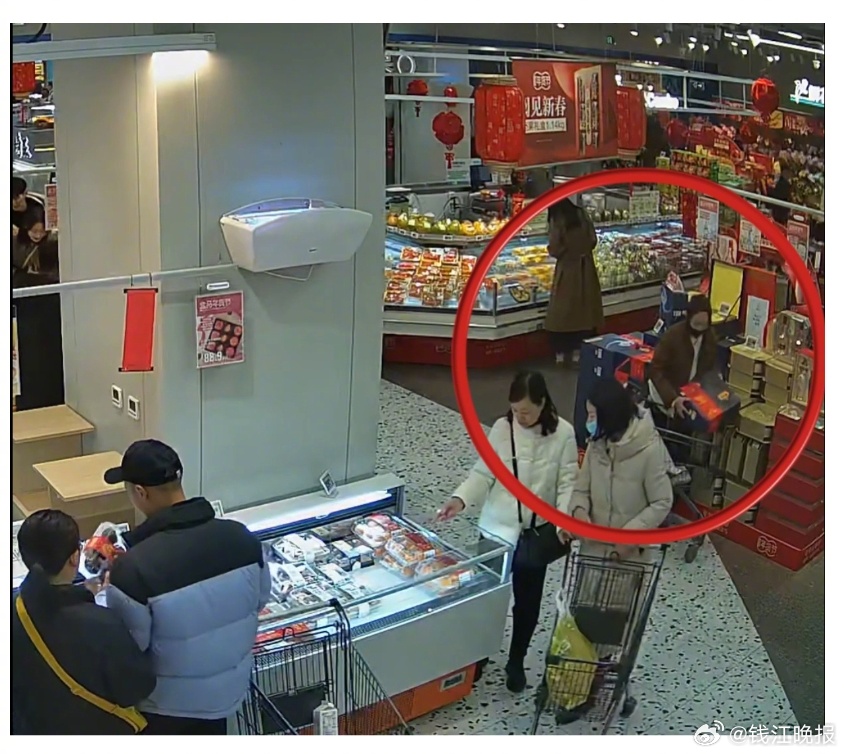 【#女子盗窃后问AI如何逃脱惩罚终被擒#  [费解]】 “买东西没付钱，怎么帮我