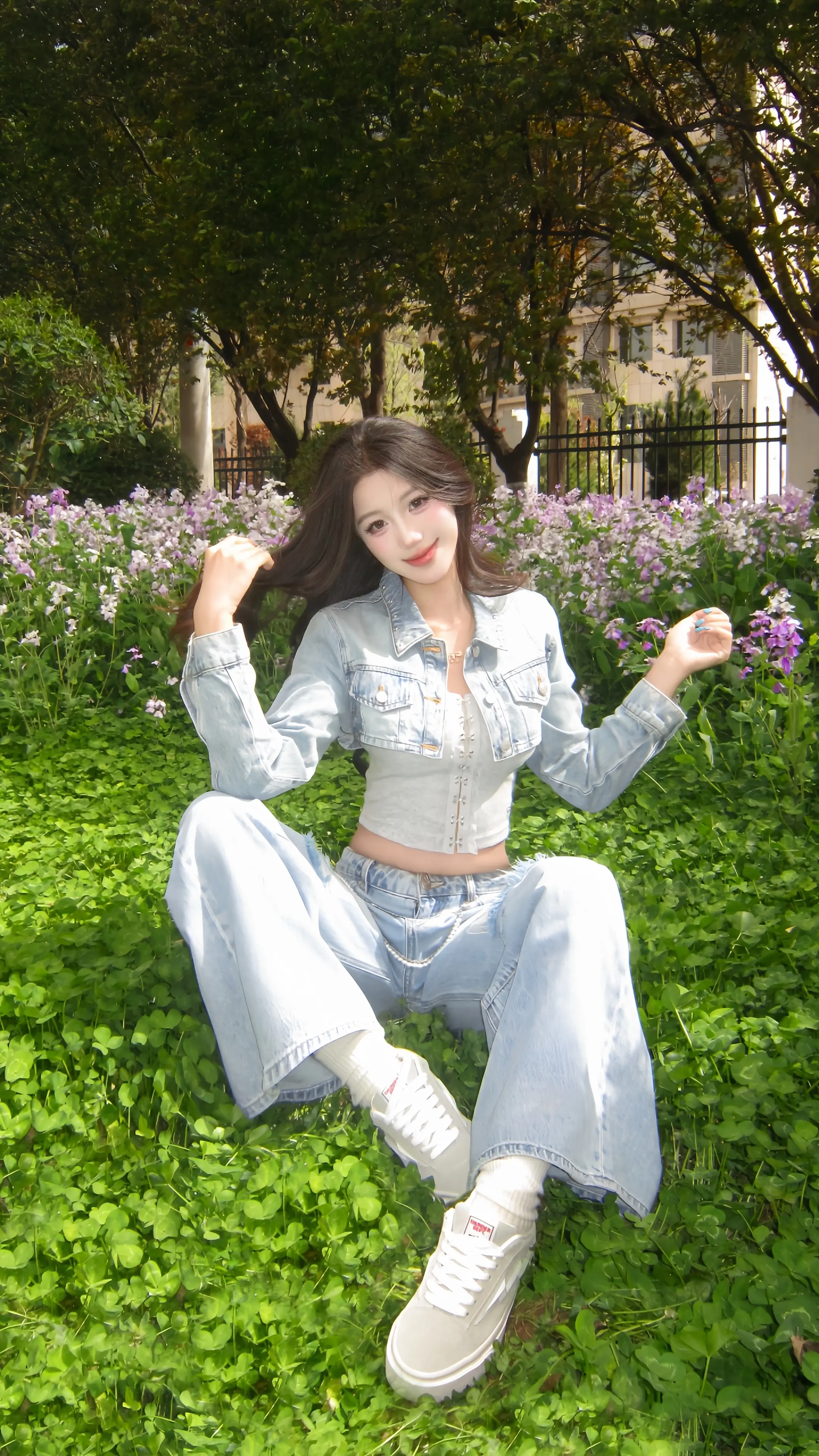 当你走近伴随着蝉鸣。