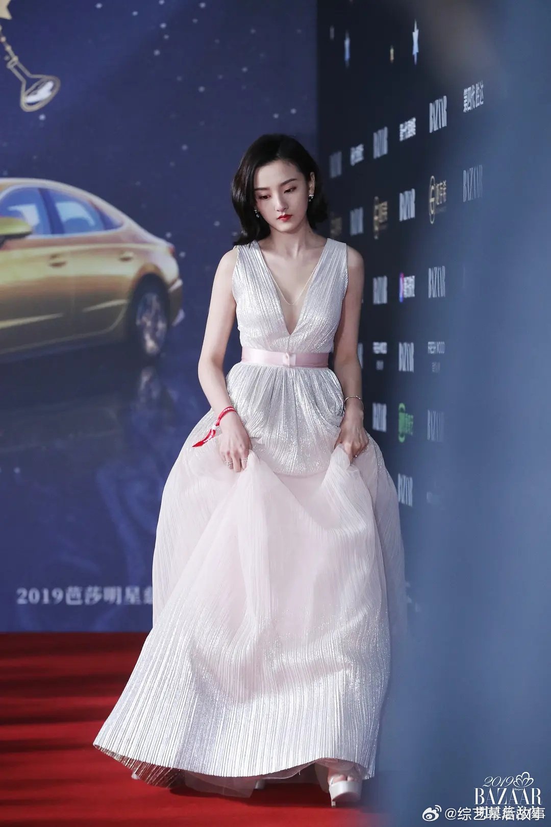 宋祖儿的腿 OMG！宋祖儿的腿也太让人羡慕了吧！不管穿什么裤子都能轻松驾驭，又细