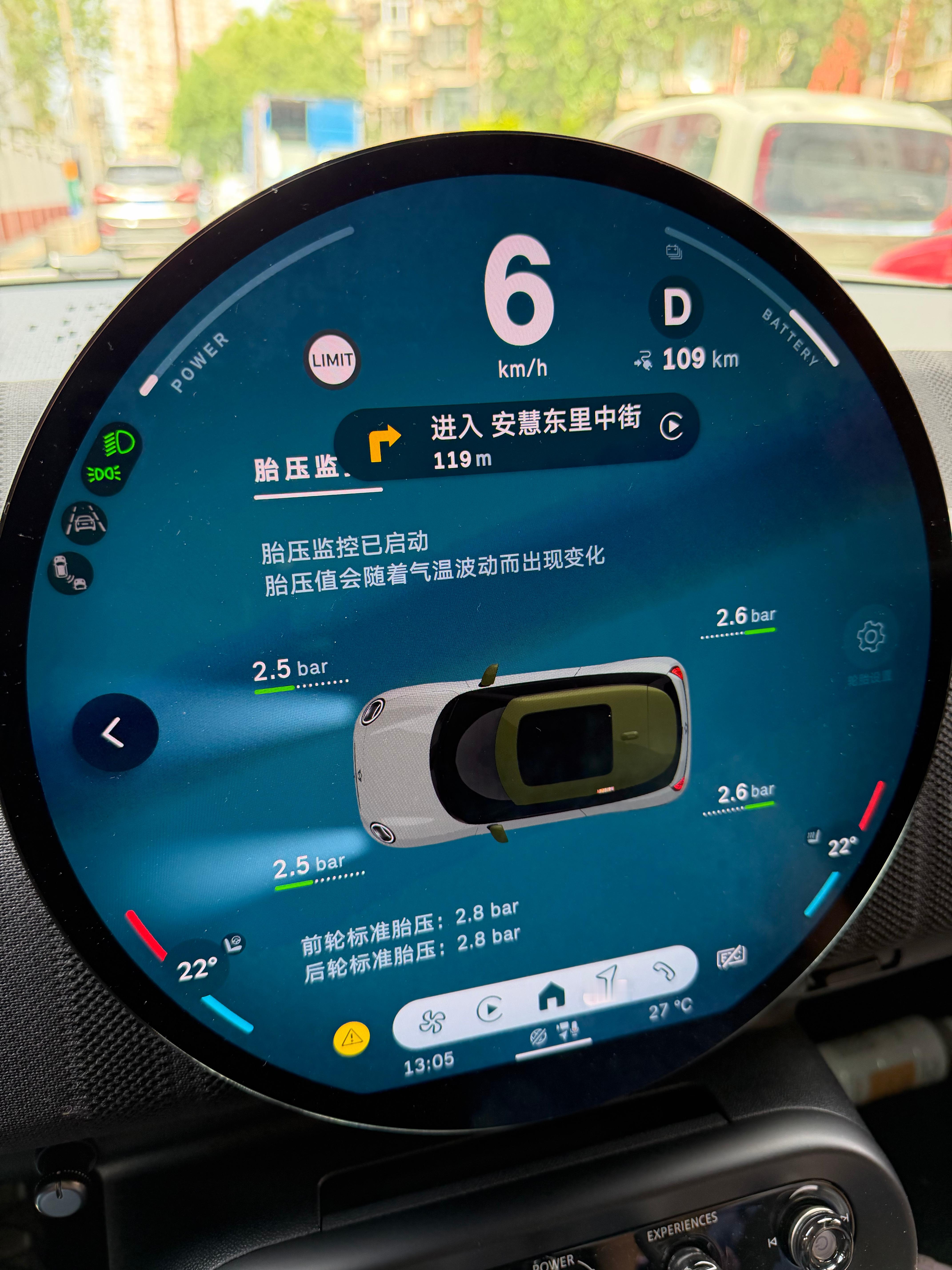 纯电MINI，前驱。前后推荐胎压一致，都是2.8bar。 