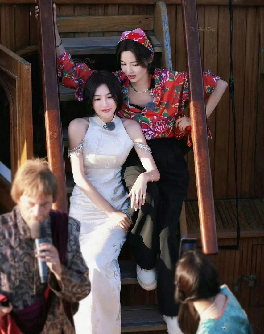 谁能被这组合照惊艳到！秦岚辛芷蕾同框状态绝佳，颜值气质双双在线，氛围感十足，每一