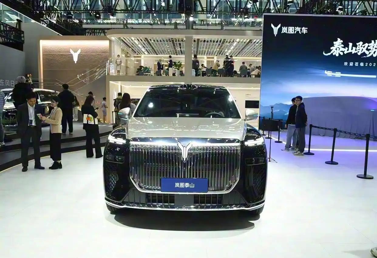 2025广州车展：岚图泰山登场，大六座SUV车长超5米2，配三腔空悬

再来看车