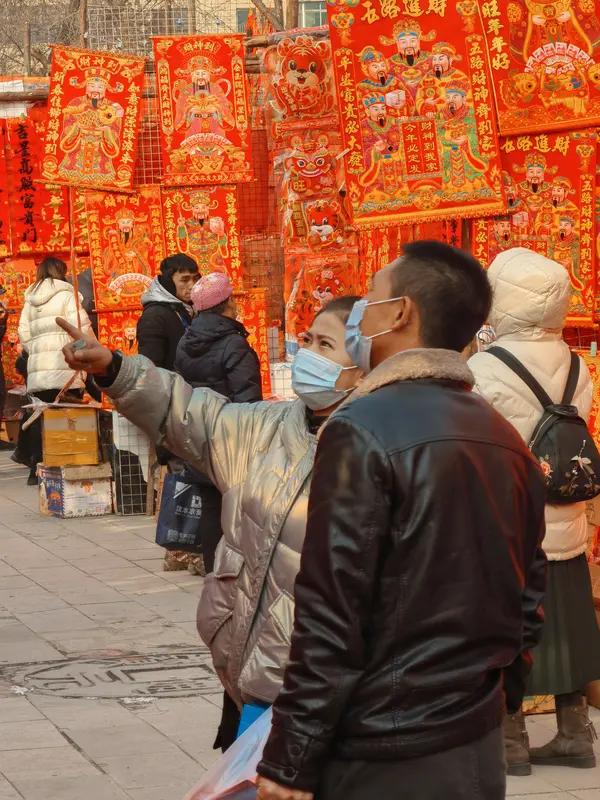 2026丙午马年新春，“天南地北大拜年”火出圈啦！从东北雪原到岭南水乡，大家用不