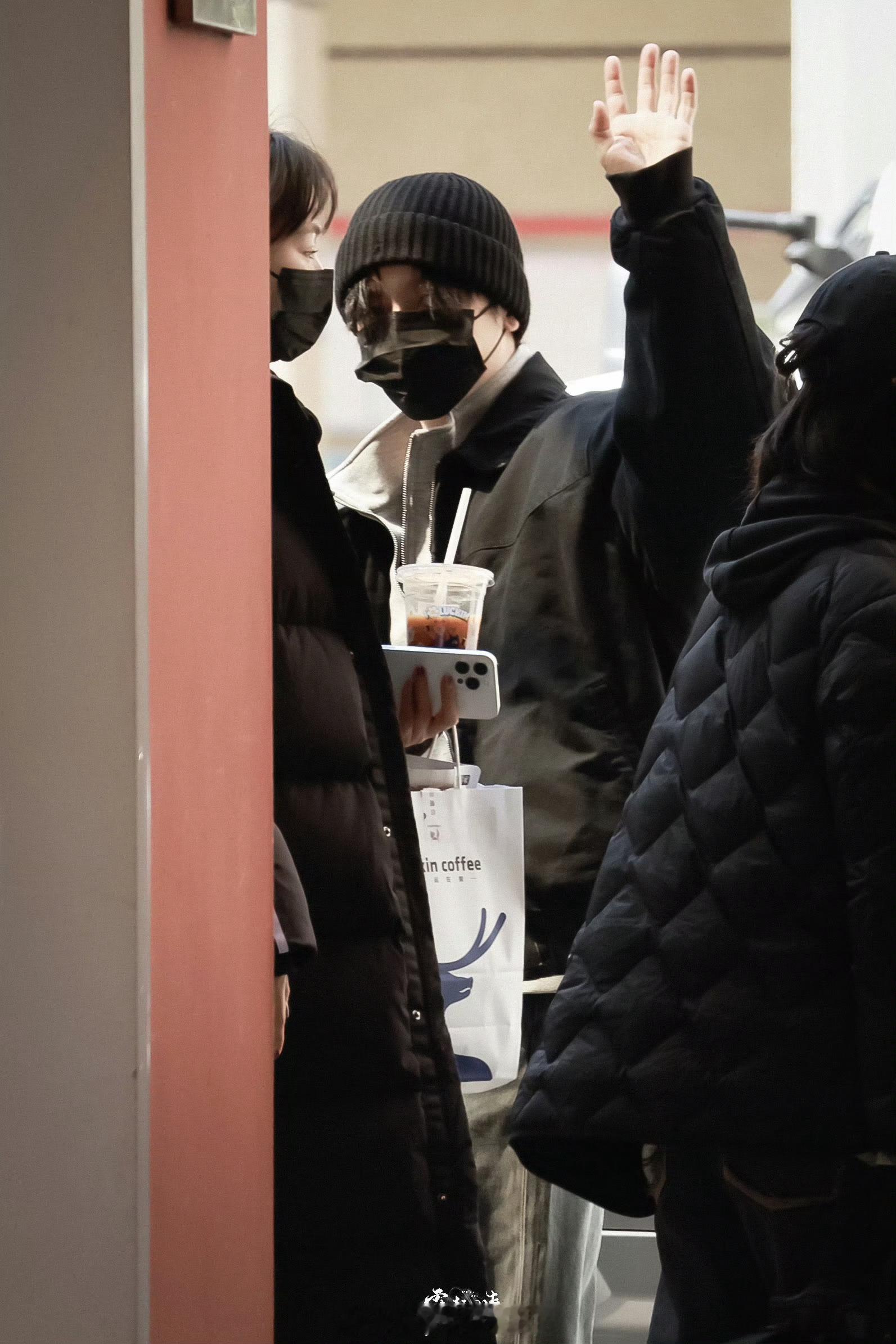 侯明昊《玉茗茶骨》出妆路透今天好像可以看到小马夫了这圆乎乎的丸子头，有点子可爱侯