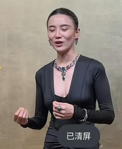 宋佳在🫘平台因为某造型被网友审判翻车了….大家围观了吗？她的口碑怎么突然这么差