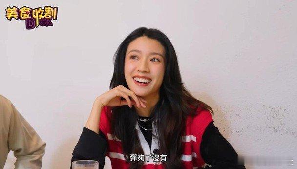 活躍於網上平台的藝人蔡思貝（Sisley），近日激罕亮相曾傳緋聞的余德丞網上頻道