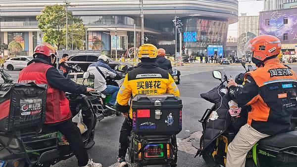 外卖行业的“大战”带来了激烈的市场竞争和巨额资金投入，导致三大巨头在二三季度的财