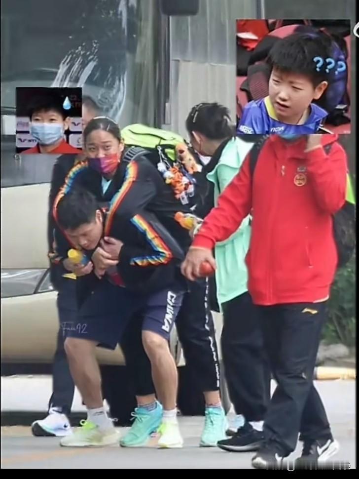 佳佳好奇，
我也很好奇。
邱贻可这是干啥呢？
和孙铭阳打赌输了吗？
还是锻炼体能