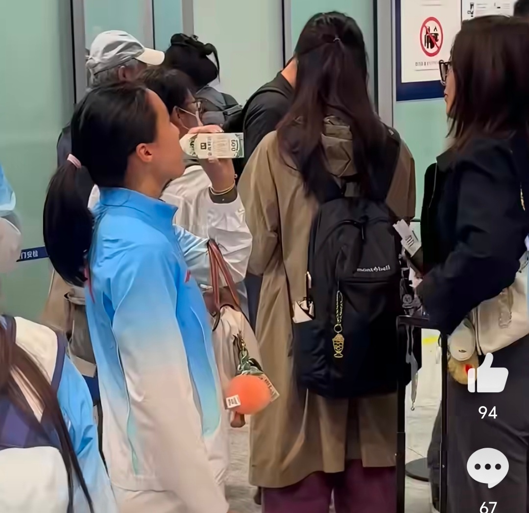 陈妤颉因喝奶走红的冠军第一人谁能想到田径冠军会因为喝奶名场面出圈。陈妤颉赛场之上