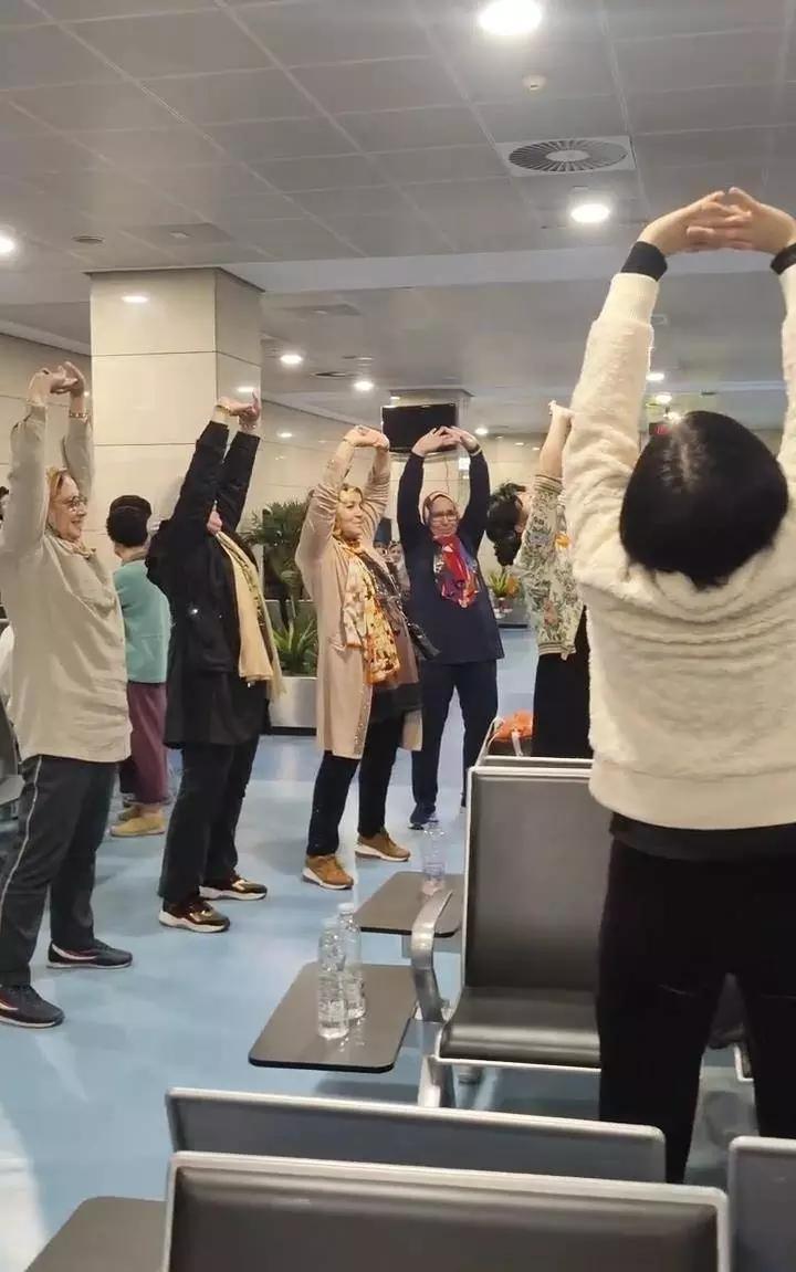 开罗机场那一幕太圈粉了：中国大妈带着外国友人练起了八段锦，一招一式里都是生活的智