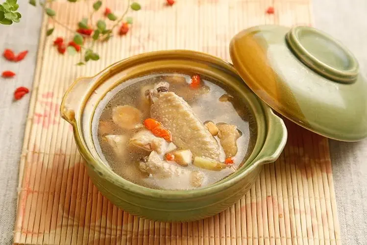 百合茯苓煲鸡汤，改善卵巢早衰保养卵巢 大家常听说百合清心润肺，茯苓健脾...