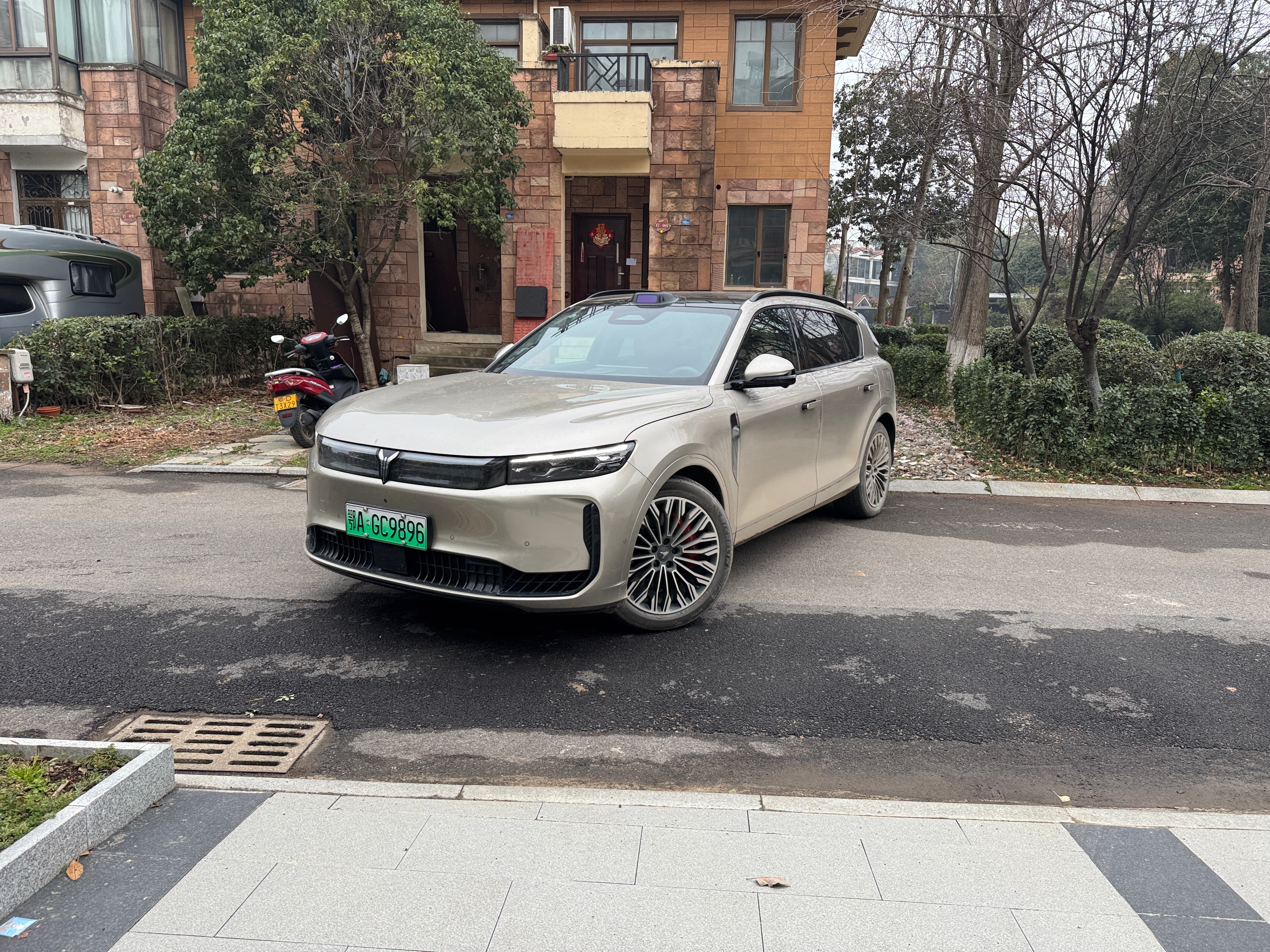 忠诚的FREE+回到了它的充电车位岚图free