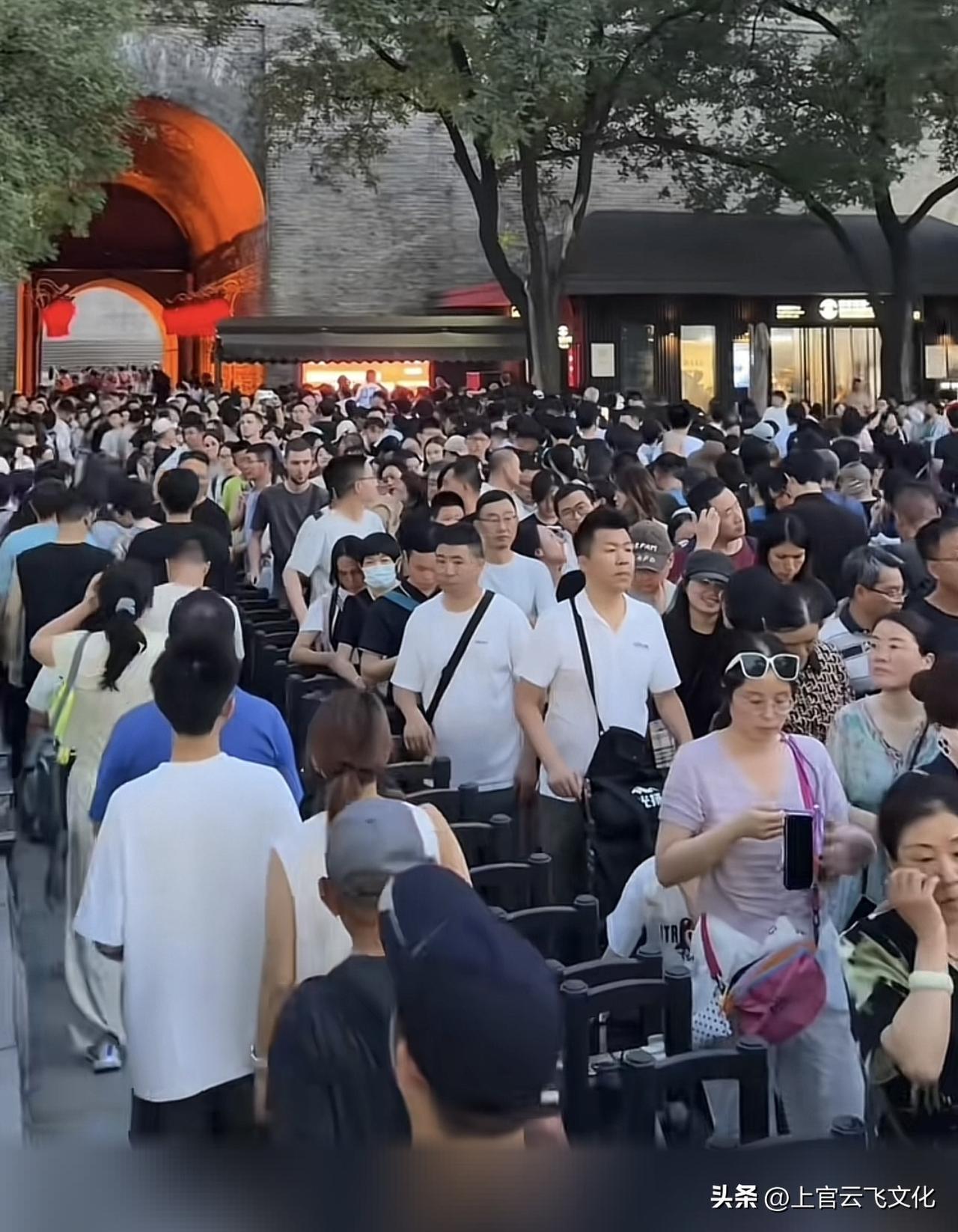 西安城墙，人太多了。
希望温度低一点，不要让外地游客受罪。