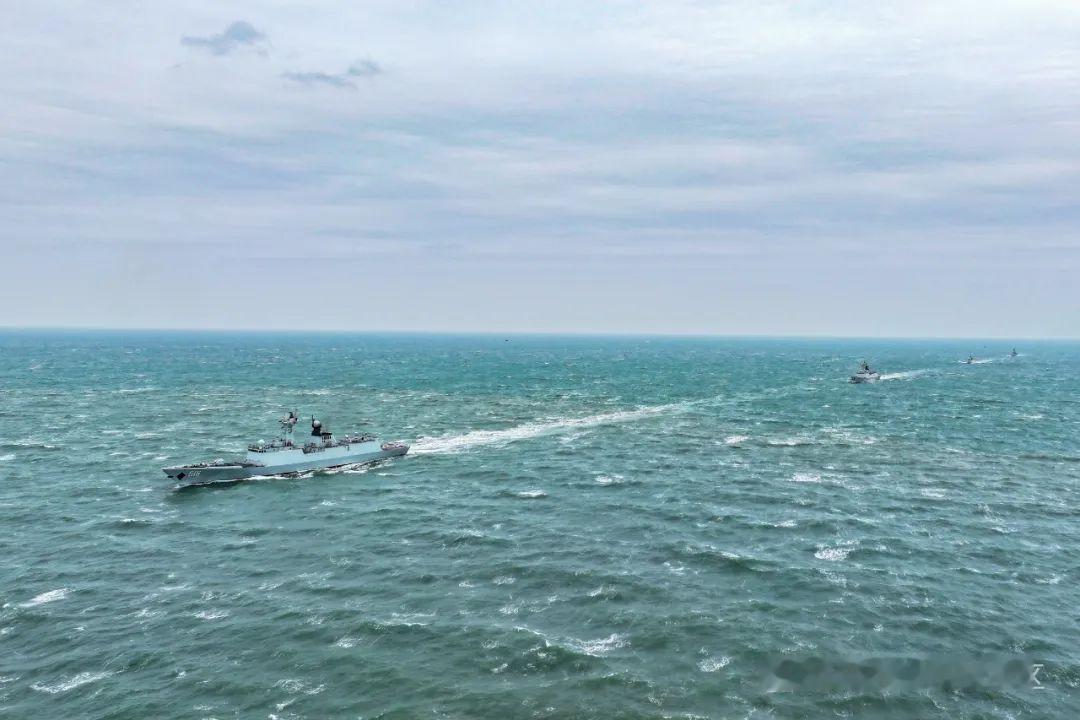 东部战区海军某护卫舰支队多艘舰艇组成编队奔赴东海某海域开展多科目、高强度实战化训