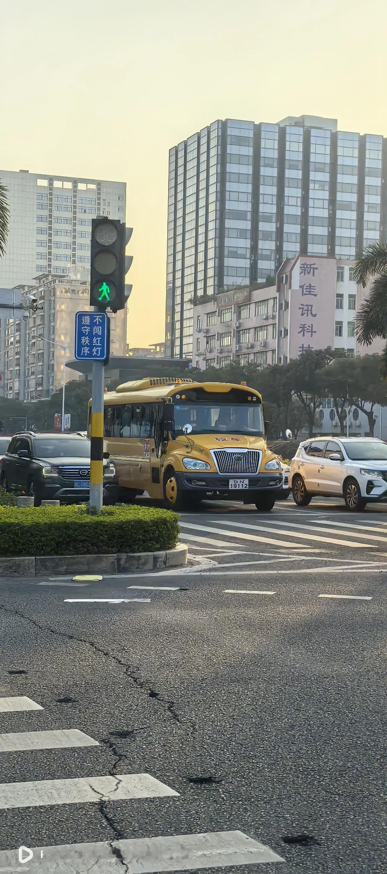 这应该是全国最牛校车了吧？！
    看了半天，硬是没想出来这是啥牌，难道是军牌