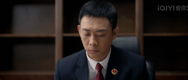 #谁家男主自己成了块烫手山芋# 那只能期待后续的剧情里面张译所饰演的雷旭能够解决