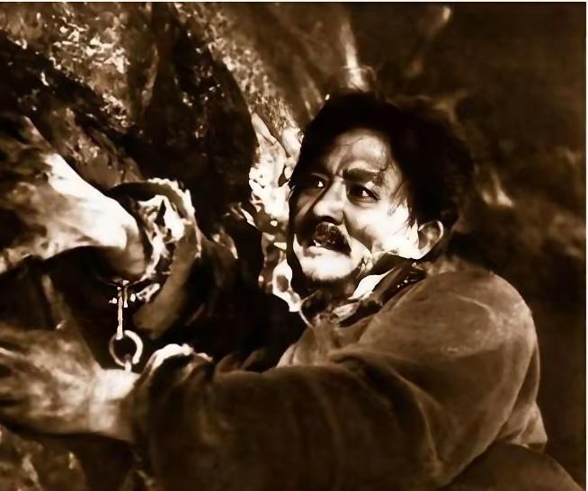 1949年的中国，空气里都飘着新生的味道。长江以北早已插满解放区的红旗，国民党军