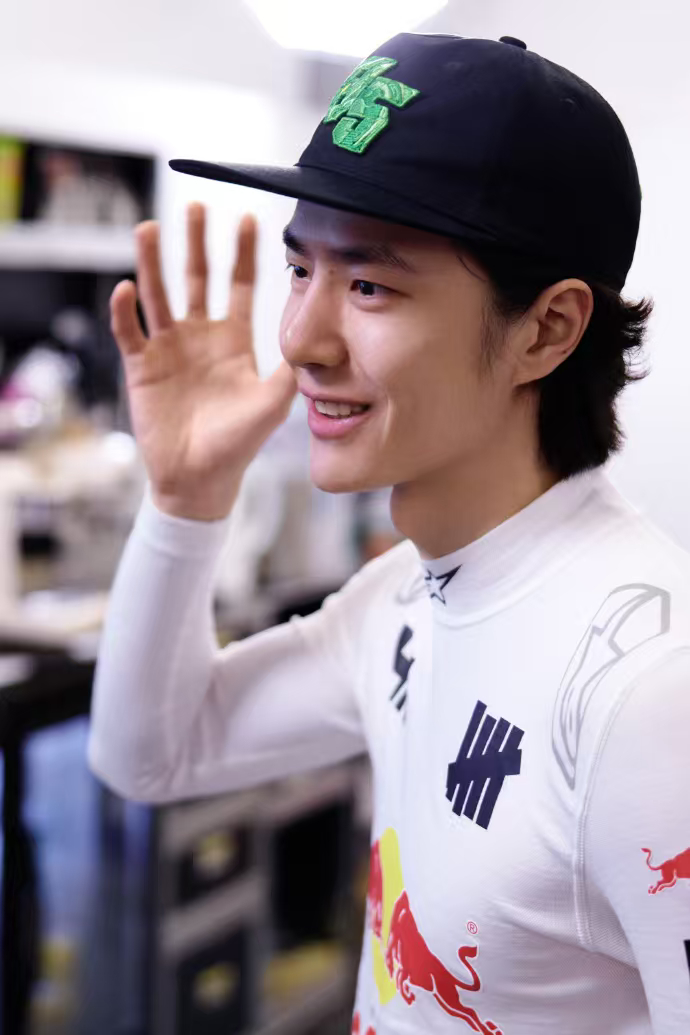 王一博吸取经验冷静判断王一博比赛日85号车组发车在即 王一博吸取经验冷静判断，王