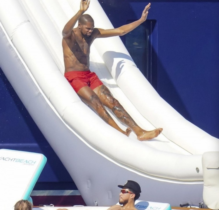 杜兰特谈奥运后度假玩滑梯照走红：第一时间想的是 谁TM拍的？太有气质了阿杜[喵喵