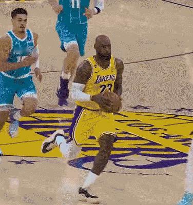 ▲铁肘无敌高尔夫 ▲这是偶像带来的力量