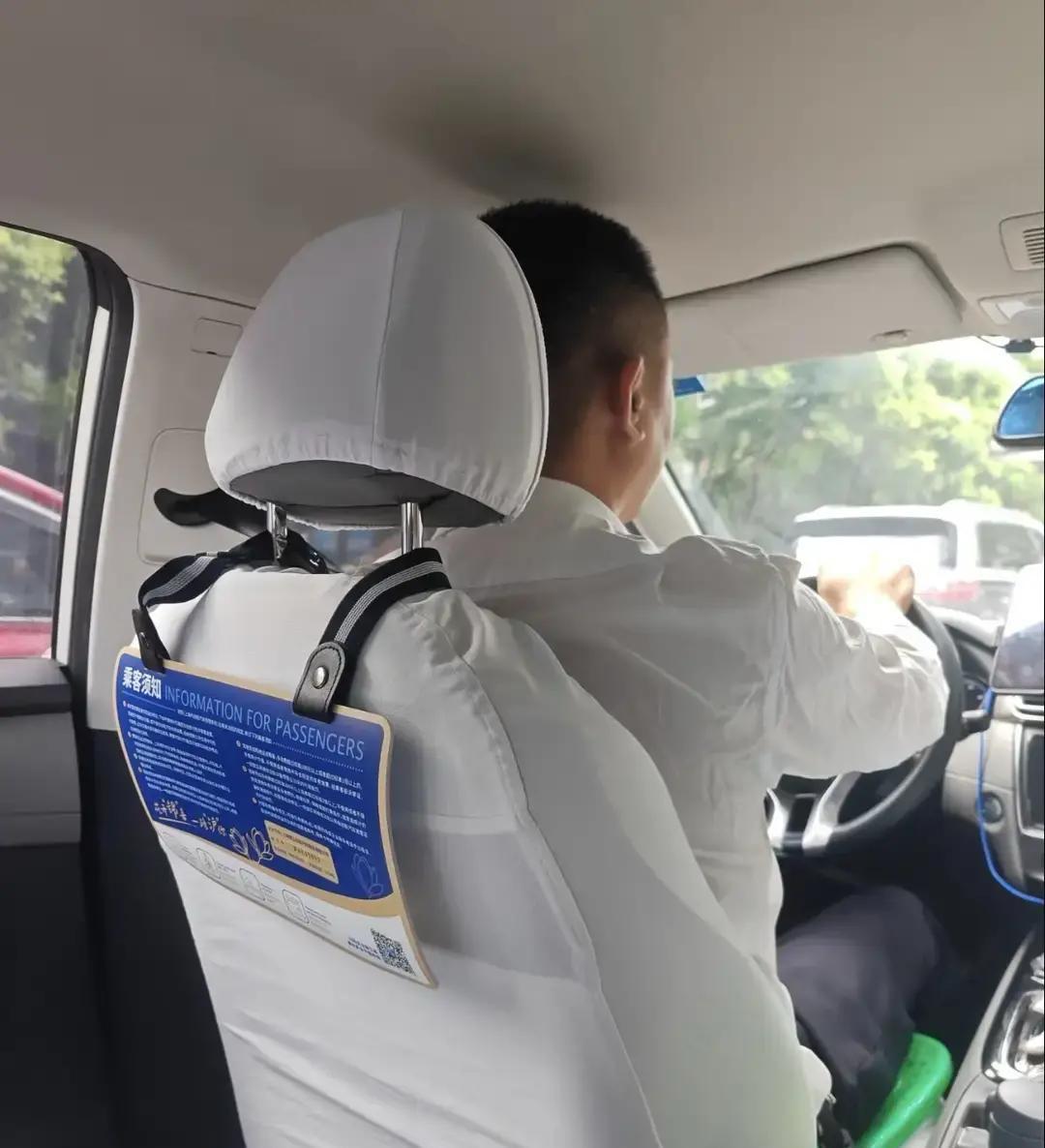 网约车到点不下车，竟拿投诉要挟司机要10块钱
 
网约车已经抵达目的地，女乘客却