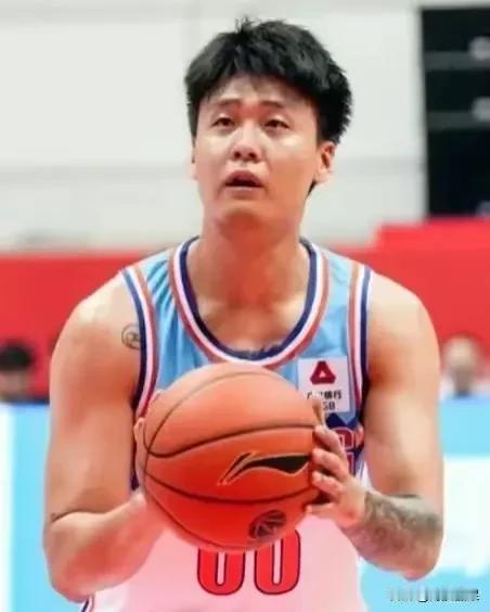 CBA赛季总结：
1.辽宁男篮在总决赛以4-0横扫新疆队，夺得三连冠。
2.常规