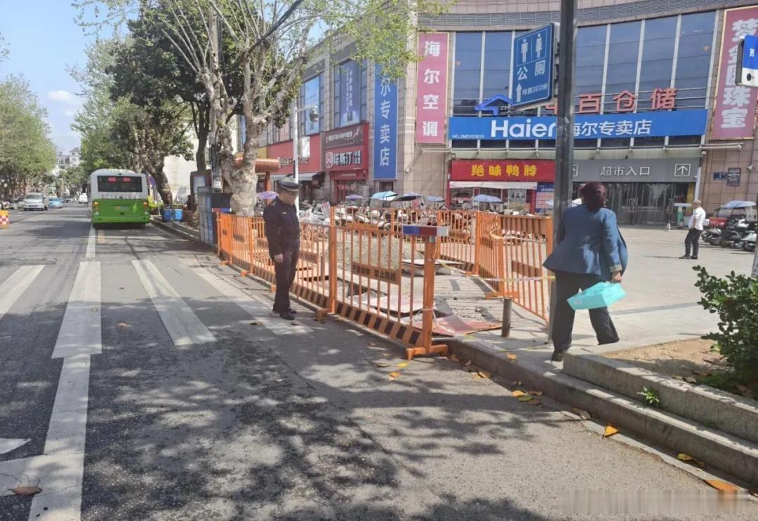 房县 房县城市管理执法局：安装人行道防撞设施十堰爆料 房县城管 近日，房县城市管