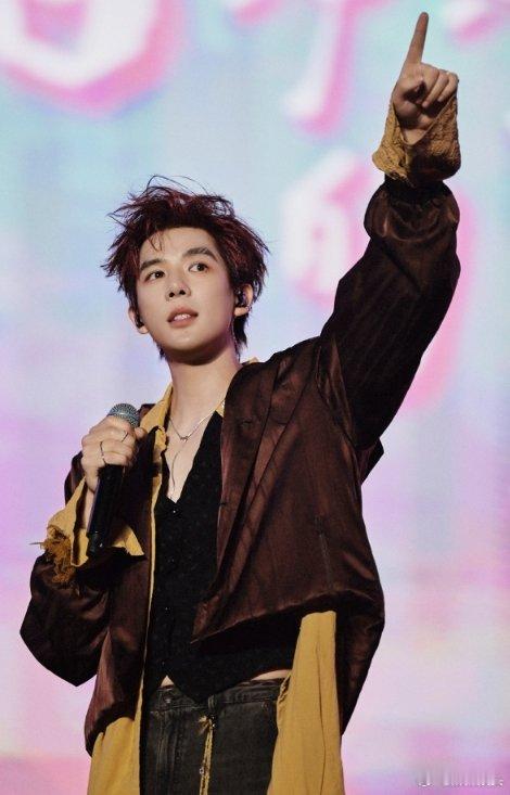 王安宇抖成这样第一次参加音乐节的王安宇这小狗子太实诚了。 哈哈哈哈哈紧张的样子也