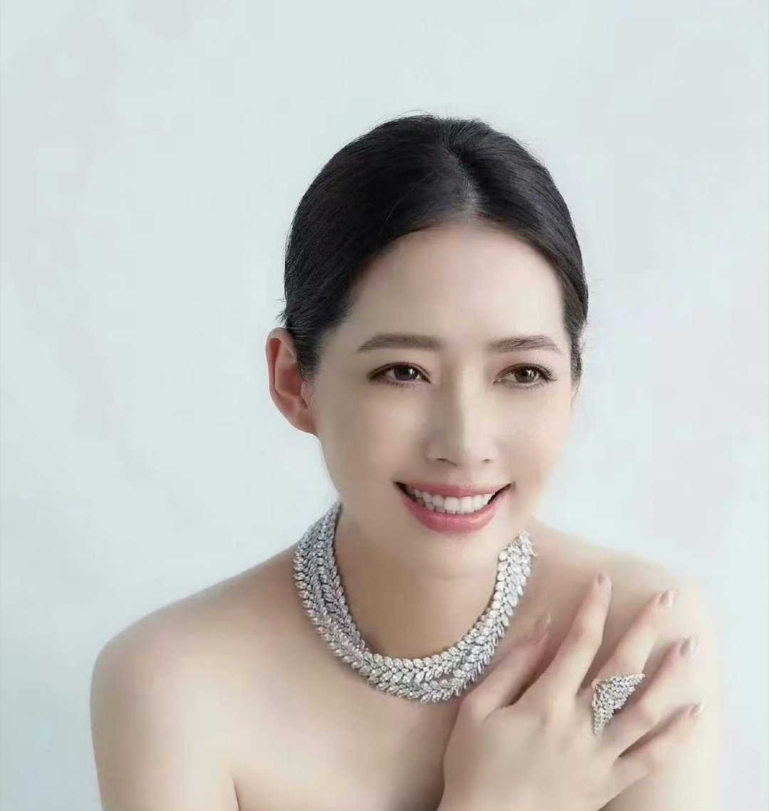 郭碧婷女儿被孤立，向太公开最年轻照片神似郭碧婷，果然不是一家人不进一家门，向太和