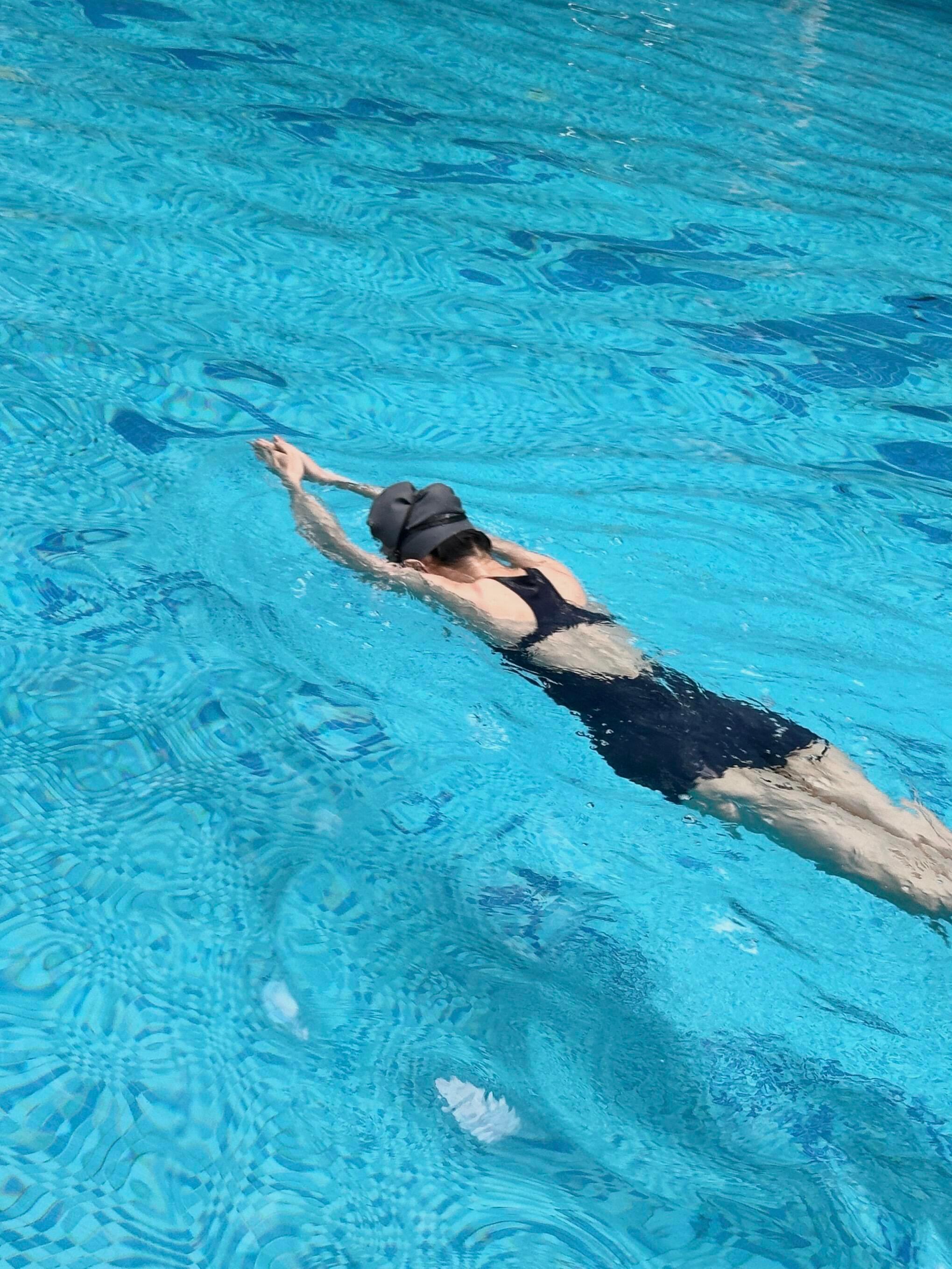 水面之下才是真正的解压舱本放假人现在的快乐老家就是泳池🏊‍♀️！一头扎进去，什