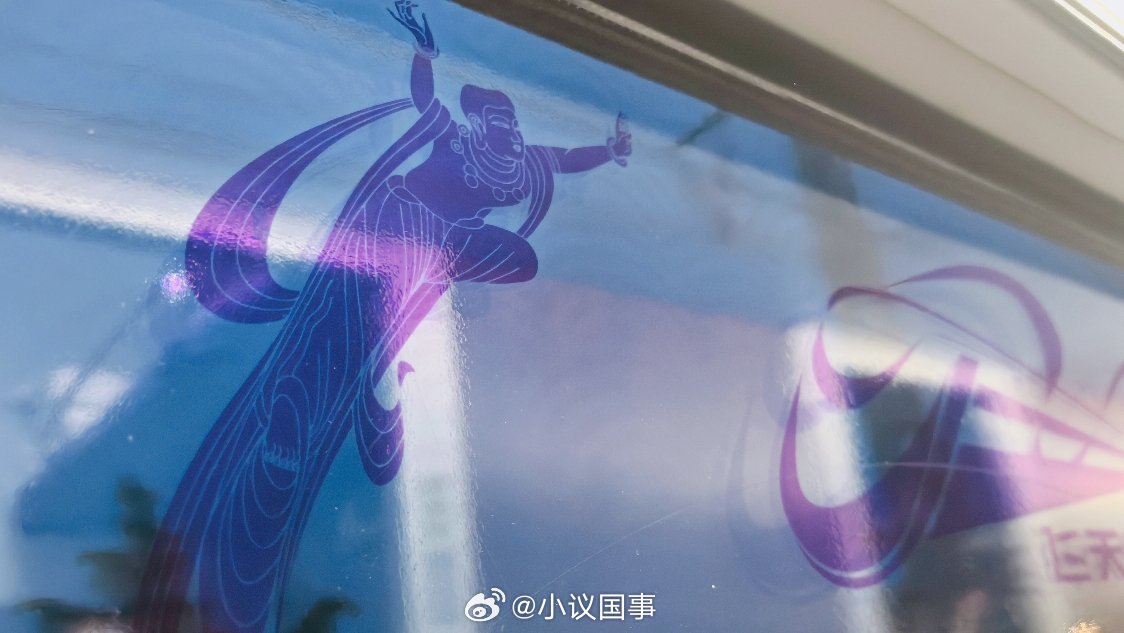 小孩的情绪反射父母的脾气。左右连接两档卧铺，有两家的甲乙两个小男孩，都是三四岁的