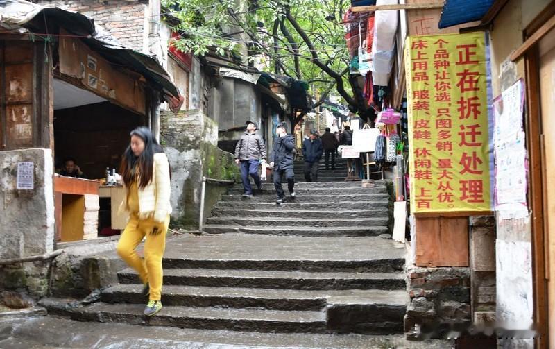 到重庆来，又怎能错过爬坡上坎的体验呢！重庆的坡坡坎坎，俨然是这座城市独一无二的符