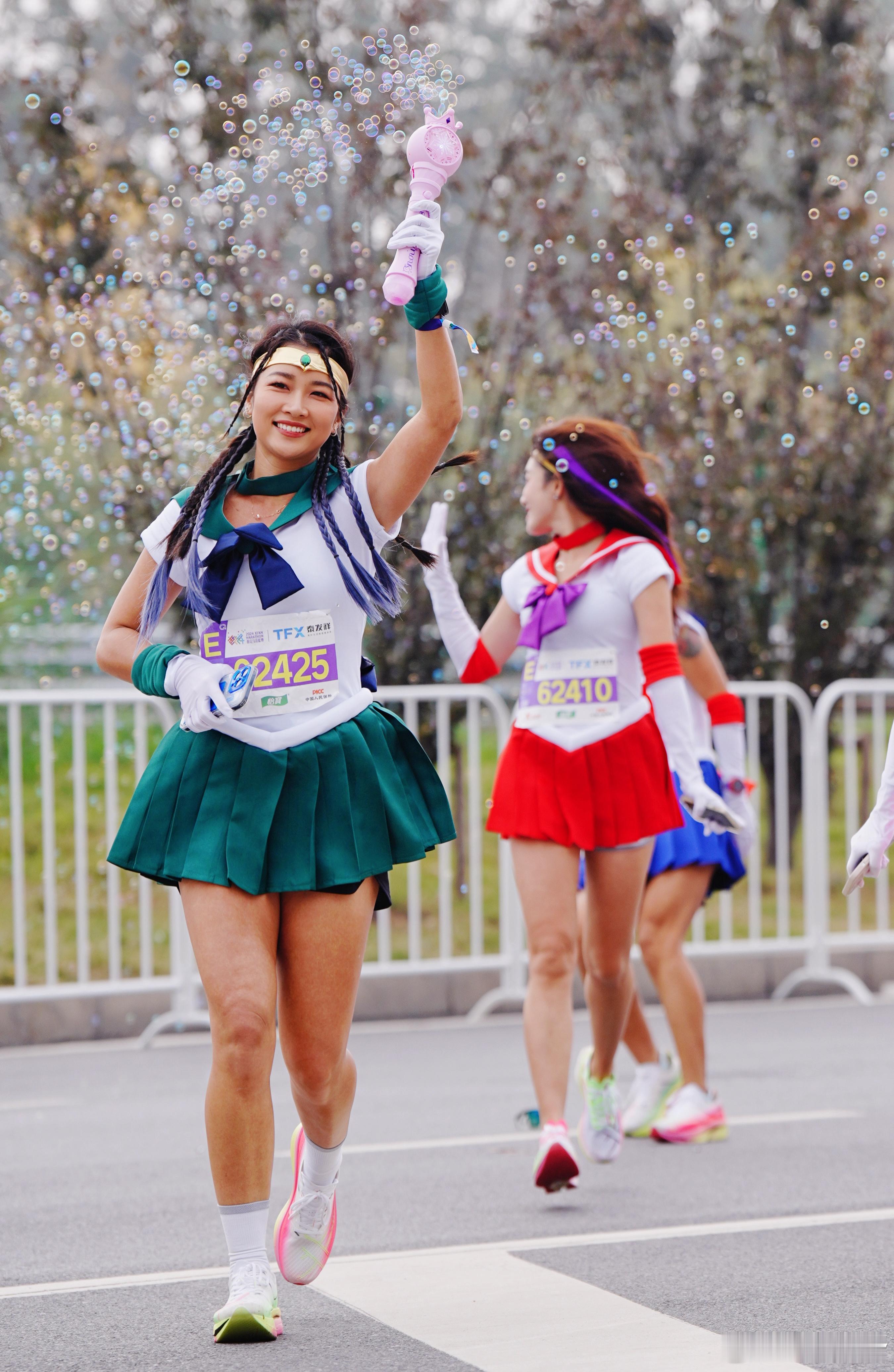 五个女孩在开跑前三天商量cosplay然后就说干就干👍🏻马上下单服装和道具?